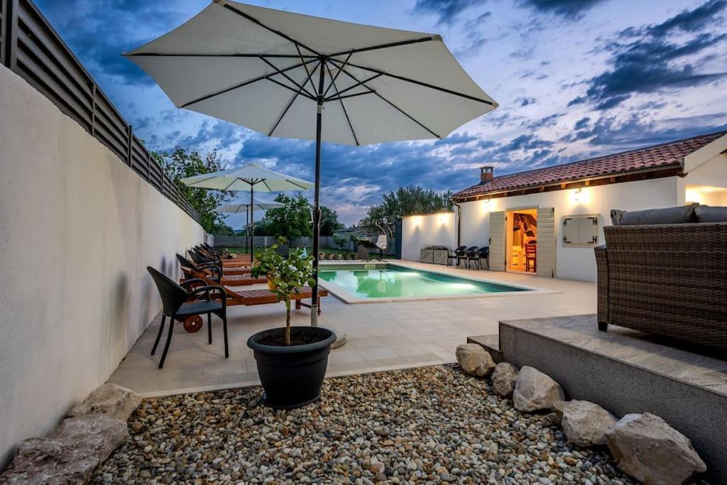 Villa Leny With Pool Sukošan Exterior foto